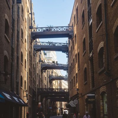 Close to #BoroughYards is Bermondsey’s #ShadThames: a historic riverside street and a significant area in Victorian London. @bermondseyse1 : @natashascarlet_ #se1 #bermondsey #historiclondon #londonhistory #londonstreets #londonarchitecture #victorianarchitecture