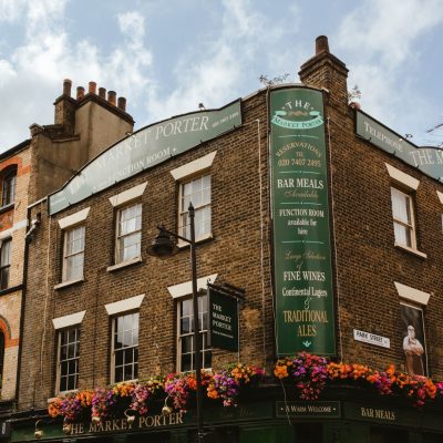 Just around the corner from our #BoroughYards site is @themarketporter: a traditional Victorian public house. Did you know? This London pub was also transformed into ‘The Third Hand Book Emporium’ in the third Harry Potter movie. : @clairemenaryphotography #borough #boroughmarket #londonpub #londonpubs #movielocation #se1 #londonbridge #londonarchitecture #historiclondon